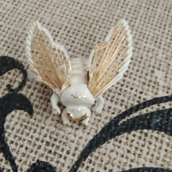 Vintage Monet Bumble Bee/Insect Brooch - Picture 7 of 15